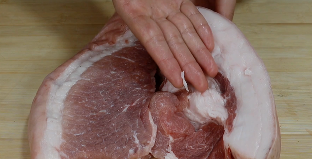 同样是猪肉，颜色深浅区别很大，搞清楚了不再吃亏，很实用