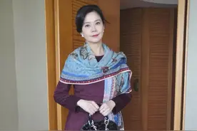 58岁“婉君”风采依旧，一身紫色配长靴知性大方，自然老去很优雅图片