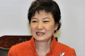 朴槿惠出狱后：两次祭拜父母，不见弟弟妹妹，70岁身边只剩柳荣夏图片
