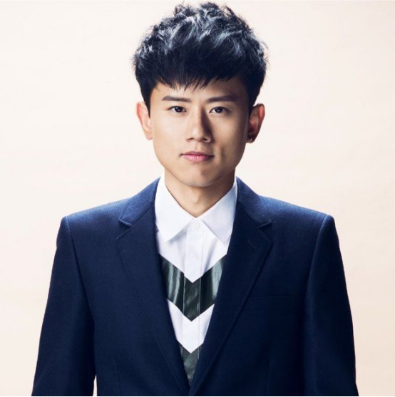 做演员街头卖唱,8位选秀歌手现状,当潮水褪去,才知道谁在裸泳