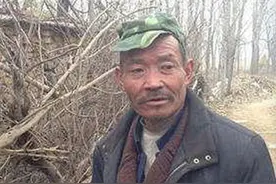 潍坊55岁智障老农拾泥巴3年，徒手拼出7层土楼，苦等弟弟归来同住图片