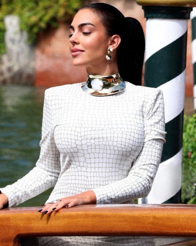 c罗女友:毒贩之女,征服花心总裁,为他连生两女却闭口不提结婚