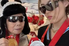 谷爱凌为奶奶戴奥运金牌，自己晒银牌，祖孙戴墨镜对视，酷劲十足图片