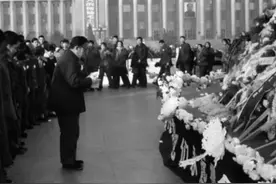 1976年，宋庆龄参加周总理的追悼会，有人嘟囔：她和总理是一派的图片
