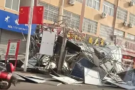 损失惨重！某地屋顶光伏电站被大风掀翻，光伏板全损坏图片