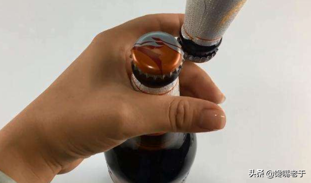 教你一个小方法，用打火机烧一下瓶盖，没有开瓶器，也能开啤酒