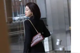 别再穿肉色丝袜了，今年流行“黑丝袜”，学她们这么穿，优雅气质图片