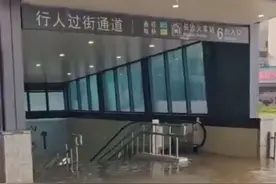 暴雨袭长沙：地铁多条线路停运， 橘子洲、岳麓山景区闭园图片