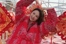 程莉莎跟老公郭晓东回农村老家过年，穿着厚棉袄赶集，好接地气图片