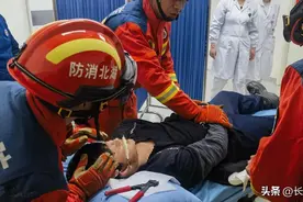 男童钓鱼被鱼钩刺穿耳鼻 消防员紧急营救图片