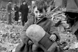 废墟中羞涩的伦敦小男孩图片