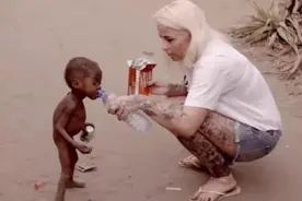 2016年，那个被白人美女喂水喝的非洲男孩，6年后的他怎么样了？图片