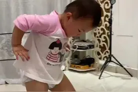 #尿不湿大佬带来的快乐 2岁萌娃，舞出欢乐，舞出自信图片