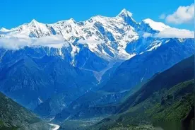 世界上最高的山脉——喜马拉雅山脉，位于中国和尼泊尔之间图片