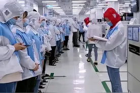 年轻一代的“提桶跑路”，为何会逐渐演变成，一种普遍的社会现象图片