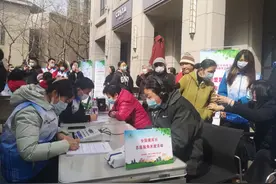 徐汇医护人员集体“摆摊”是什么样？一起到现场看看图片