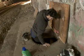 纽约“鼹鼠人”：住下水道，肮脏狭小危险，却成了他们温暖的全部图片