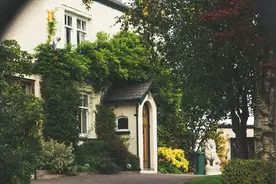 故事：亲眼目睹孙女遇害，年迈老太在凶手身边装疯半年，展开报仇图片