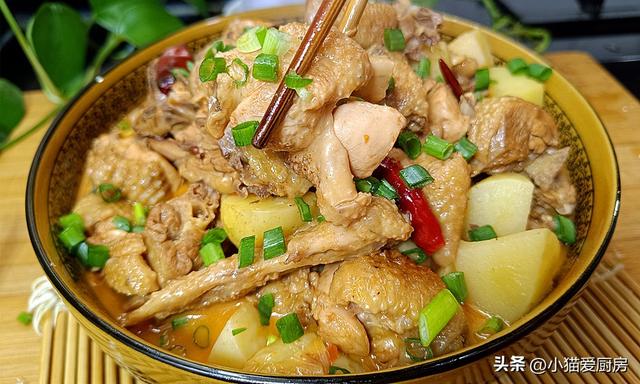 四川人做的土豆烧鸡就是不一样，味道麻辣鲜香，汤汁泡饭也特别香