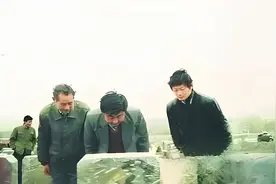 90年代，孙立人儿子孙安平祭拜大娘”龚夕涛时，一张珍贵的合影图片