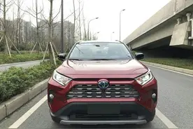 21万提了本田CR-V，再开丰田RAV4荣放，车主：对比后就知道差距图片