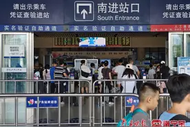 儿童乘车新规施行一周，南宁东站日均200名儿童补办临时身份证图片