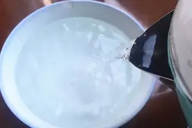 隔夜的白开水含有亚硝酸盐？到底喝还是不喝，食品安全专家告诉你图片
