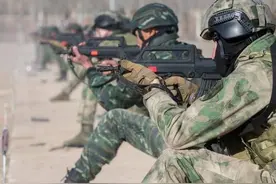 解放军终于追上美俄：飞行员装备95短突，淘汰原本的5.8mm小手枪图片