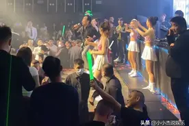 57岁郑浩南现身深圳某酒吧，身材苗条演唱深情：还是值得被尊重的图片