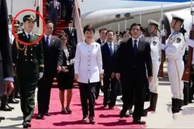 看总统保镖如何工作：韩国朴槿惠访华期间女保镖随行在2米之内图片