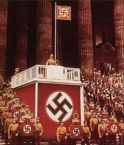 “卐卍卍卐”，怎么读？“卐卍”有何区别？它们的意思相同吗？