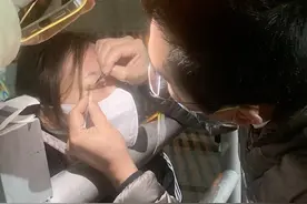 上海女子：割双眼皮后小区被封 术后第9天医生带工具隔栏拆线图片