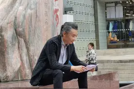 央视主持高博坐街边被偶遇，43岁已满头银发，娶博士妻子生活低调图片