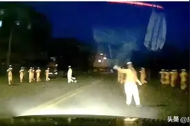 家中老人生病着急探望，路遇大爷大妈“夜走团”嚣张拦路图片