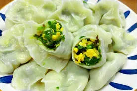 包韭菜馅饺子，记住“2放3不放”，教你正确方法，韭菜翠绿不出水图片