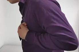 如何鉴别心绞痛？医生提醒：心绞痛不是“绞痛”，而是压迫窒息痛图片
