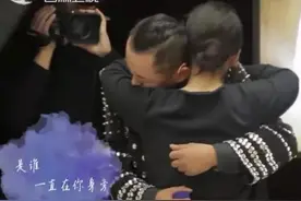 12年后再见面，初恋女友仍单身，男友离异送她戒指遭拒，两人泪崩图片