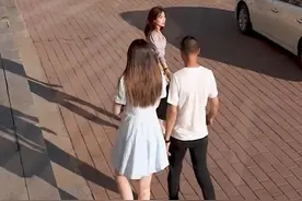夫妻逛街，途中看到一名长相好的女子，丈夫目光停留在那女子身上图片