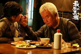 闫妮新片与老者吻戏引争议！网友直呼好恶心！图片