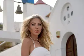 30岁女婿约56岁老丈母娘去爬山，到了山顶，撞见了...图片