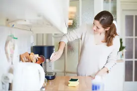 如果女人有了这四种表现，说明她活的很累，请多给她一点关爱图片