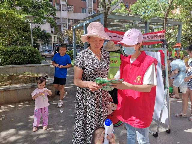 东湖新技术开辟区豹澥街分类专班黄金堂社区开展清洁家园活动