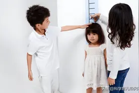 扎心了！孩子成了全班最矮的，如何判断孩子究竟是矮小还是晚长？图片
