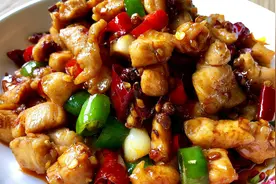 教你家常美味的三丁炒鸡块，简单好做又有营养，解馋过瘾超下饭图片