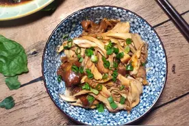 ​电饭煲手撕鸡，懒人党和新手小白也能轻松做，酱香浓郁，简单美味图片