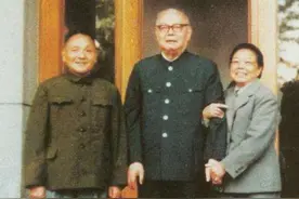1977年邓小平亲自前往为叶剑英祝寿，叶帅一句话，让邓公开怀大笑图片
