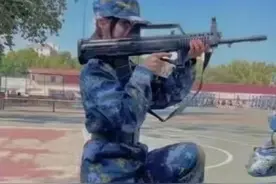 女生军训照遭热议！拿枪姿势让人叹气，若真的开枪，牙齿都要崩掉图片