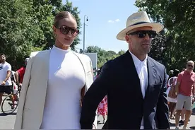 杰森·斯坦森罕露面，带小19岁超模看温网，儿女双全后准夫妻更甜图片