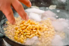 美容养颜猪手炖黄豆汤做法，这个方法，小白也能秒变大厨图片