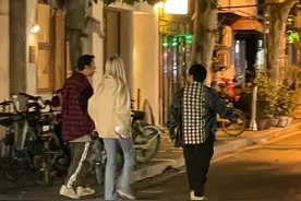 偶遇王思聪与姚心怡逛街，女方身材消瘦银发抢镜，慎婕不在身边图片